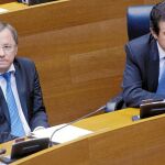 El conseller de Hacienda, Juan Carlos Moragues y el vicepresidente del Consell, José Císcar, ayer en Les Corts