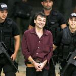 Cesare Battisti, center, detenido por la Policía Federal