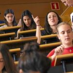 Carrillo impide a los alumnos de Magisterio prácticas en la pública