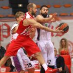 Kostas Vasileiadis (d) del Unicaja Malaga y Vassilis Spanoulis (i) del Olympiacos Piraeus, durante el partido