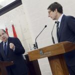 El presidente de la Junta de Castilla y León, Juan Vicente Herrera (i), y el presidente de Bankia, José Ignacio Goirigolzarri (d), durante la presentación del convenio de colaboración