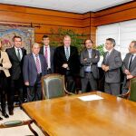 Foto de familia del consejero Antonio Silván con los representantes de Fecalbus, tras reunirse ayer