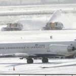 Máquinas quitanieves trabajan en una de las pistas del aeropuerto JFK de Nueva York, el viernes
