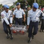 Transporte de la caja negra del vuelo de AirAsia que se estrelló en el mar de Java.