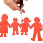 Los padres separados deberán repartirse el coste de los traslados de sus hijos