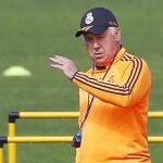 Ancelotti, en un entrenamiento del Real Madrid. El italiano alaba los méritos de los rojiblancos