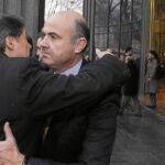 El ministro de Economía, Luis de Guindos (dcha.), saluda al presidente de la Comunidad de Madrid, Ignacio González
