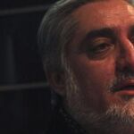 El candidato Abdulá Abdulá conversa con periodistas en Kabul.