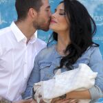 Sergio Ramos y Pilar Rubio, con su hijo a la salida del hospital