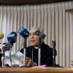 En el centro, Monseñor Diego Padrón Sánchez, presidente de la Conferencia Episcopal Venezolana (CEV), habla durante la rueda de prensa en Caracas.