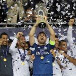 Jugadores del Real Madrid celebran después de vencer al Sevilla hoy, martes 12 de agosto de 2014, en el partido por la Supercopa de Europa, en el estadio Cardiff City, en Cardiff (Reino Unido).