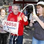 El dueño del quiosco Mercaprensa de San Vicente del Raspeig, Pedro Sirera, celebraba ayer la venta de parte del premio Gordo del Sorteo Extraordinario de Navidad en su administración
