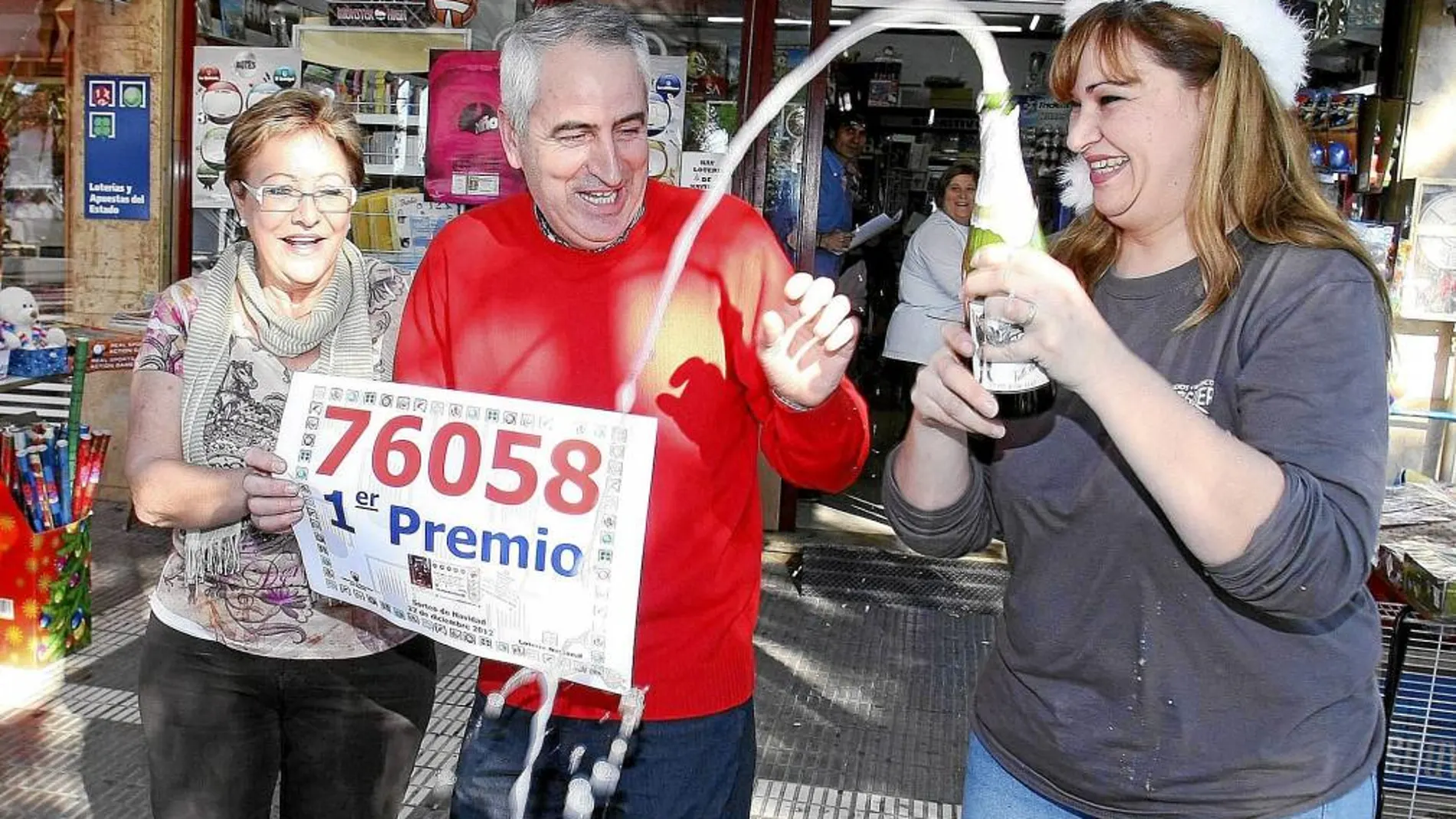 El dueño del quiosco Mercaprensa de San Vicente del Raspeig, Pedro Sirera, celebraba ayer la venta de parte del premio Gordo del Sorteo Extraordinario de Navidad en su administración