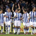 Los jugadores de la Real Sociedad celebran el gol marcado ante el FC Barcelona durante el partido de Liga en Primera División disputado esta noche en el estadio de Anoeta, en San Sebastián.
