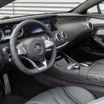 El interior cuenta con elementos exclusivos, como el volante de tres radios con la leyenda AMG.
