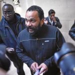 El cómico francés Dieudonné M’Bala, a su llegada ayer al Tribunal de Justicia de París, donde arrancó el juicio