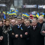 Poroshenko, en el centro, y varios invitados extranjeros, hoy en Kiev.