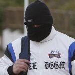 Miguel Ricart ha su salida de prisión cubriendo su rostro con un pasamontañas