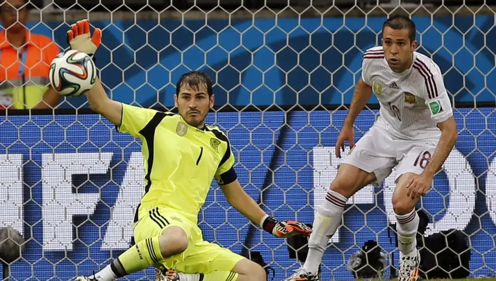 El guardameta español Iker Casillas y el defensa Jordi Alba, durante el partido España-Holanda del pasado viernes