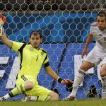 El guardameta español Iker Casillas y el defensa Jordi Alba, durante el partido España-Holanda del pasado viernes