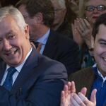 El presidente del PP andaluz, Juanma Moreno, y el presidente de honor del PP andaluz, Javier Arenas