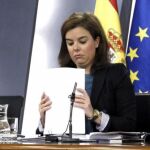 Soraya Saenz de Santamaría (c), junto a las ministras de Fomento, Ana Pastor (i), y Sanidad, Ana Mato, durante la rueda de prensa que han ofrecido tras la reunión del Consejo de Ministro