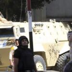 Un grupo de militares custodian las inmediaciones del Tribunal Penal de Minia (Egipto)