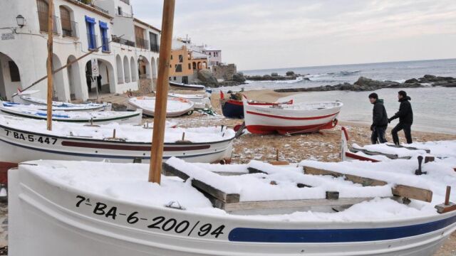 La ola de frío ha llevado la nieve a zonas de costa. En la imagen, la playa de Calella de Palafrugell (Gerona)
