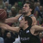 El base del Real Madrid Sergio Llull entra a canasta ante el base andorrano del Bilbao Basket Quino Colom.