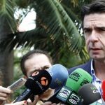 El ministro de Industria, José Manuel Soria, durante su comparecencia hoy ante los medios de comunicación en Las Palmas de Gran Canaria.
