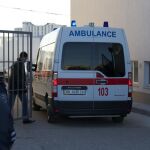 Una ambulancia entra en una unidad militar ucrania de Simferopol