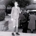 La primera vez que Don Juan Carlos pisó España tenía 10 años. Previamente había residido en Suiza, donde se tomó esta fotografía en 1958, en la que espera a montar en el coche que le llevaría al aeropuerto para coger un avión con destino a Portugal. De ahí se trasladó a España.