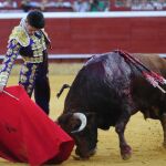 Derechazo de Alejandro Talavante al tercer toro de la tarde, ayer, en Huelva