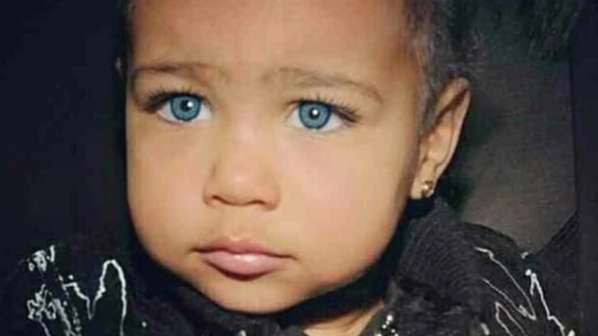La hija de Kim Kardashian se apunta a la moda de los ojos azules