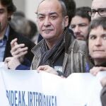 Martín Garitano, Pello Urizar y Ugarteburu se concentraron ayer en San Sebastián en favor de los presos de ETA