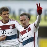 Ribery celebra junto a Mueller su tanto.