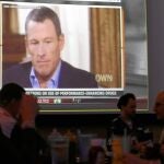 Varias personas siguen la entrevista de Oprah con Lance Armstrong en un establecimiento público de Austin (Texas)