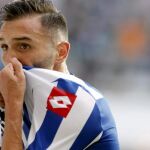 El delantero del Deportivo Lucas Pérez celebra el segundo gol de su equipo ante el Valencia.