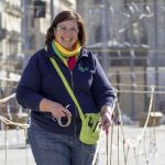La pirotécnica Reyes Martí, esta mañana durante el montaje de la mascletá en la plaza del Ayuntamiento de Valencia..
