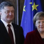 Petro Poroshenko, junto a Angela Merkel