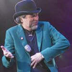 Sabina (en la imagen, durante su concierto del sábado) vuelve a actuar mañana en el Palacio de Deportes