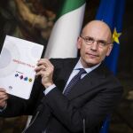 El primer ministro italiano Enrico Letta comparece en una rueda de prensa en el palacio Chigi en Roma