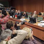 Los ministros de finanzas de la zona euro posan ante los periodistas hoy en la reunión del Eurogrupo.