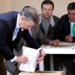 Juan Manuel Santos deposita su voto hoy en Bogotá (Colombia).
