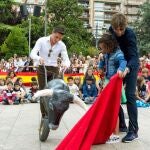 Urdiales y Padilla, con los niños esta mañana en Logroño