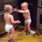Fotograma del vídeo en el que dos bebés parecen conversar como adultos y que recibió millones de visitas