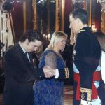 Francisco Nicolás Gómez-Iglesias, saluda a los Reyes el día de la coronación