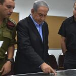 El primer ministro israelí, Benjamín Netanyahu (c), y el ministro de Defensa israelí, Moshe Yaalon (2d), durante su visita al Comando Sur del ejército israelí.