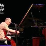 Georgie Fame hizo su leyenda en el piano del Flamingo Club, y con ese formato llega al Teatro Lara