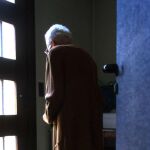 Las personas con Alzheimer pueden olvidar fácilmente eventos recientes o tener dificultades para recordar nombres de personas u objetos.